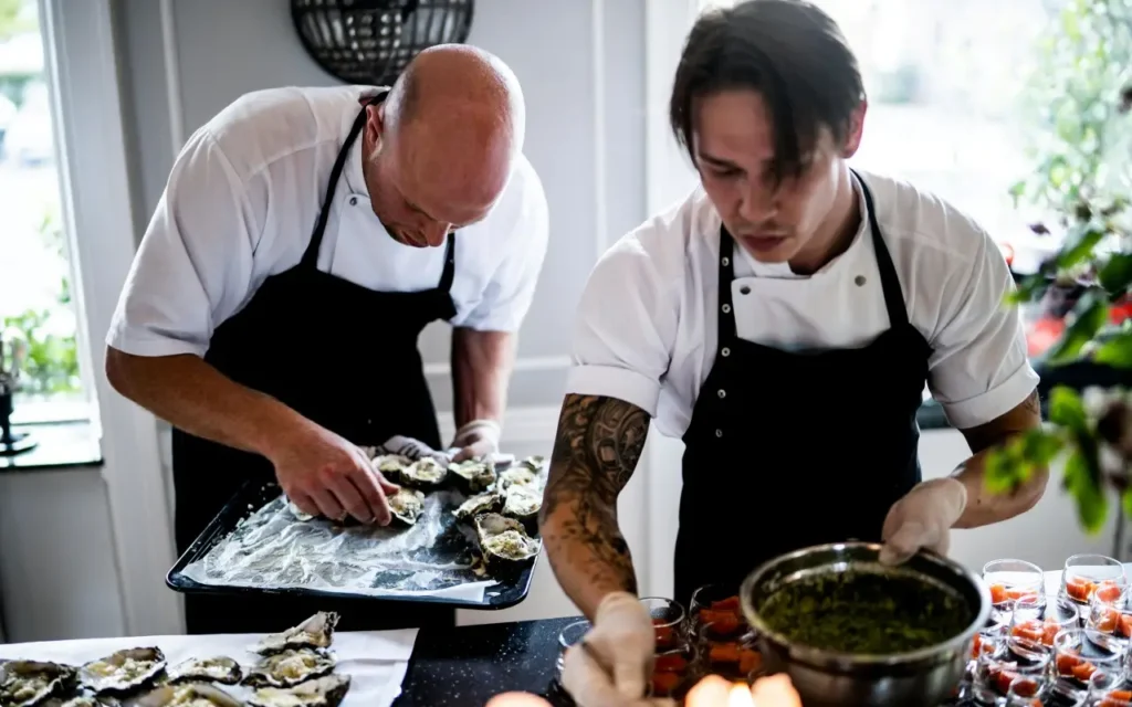 chefs sirviendo los platos